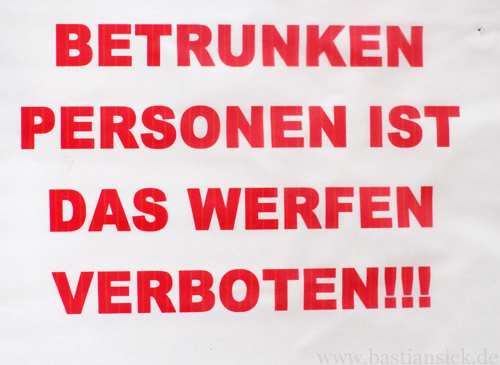 Betrunken Personen ist das Werfen verboten_WZ (Schild auf der Auer Dult, München) © Klaus F. Kannegießer_JraAbinq_f.jpg